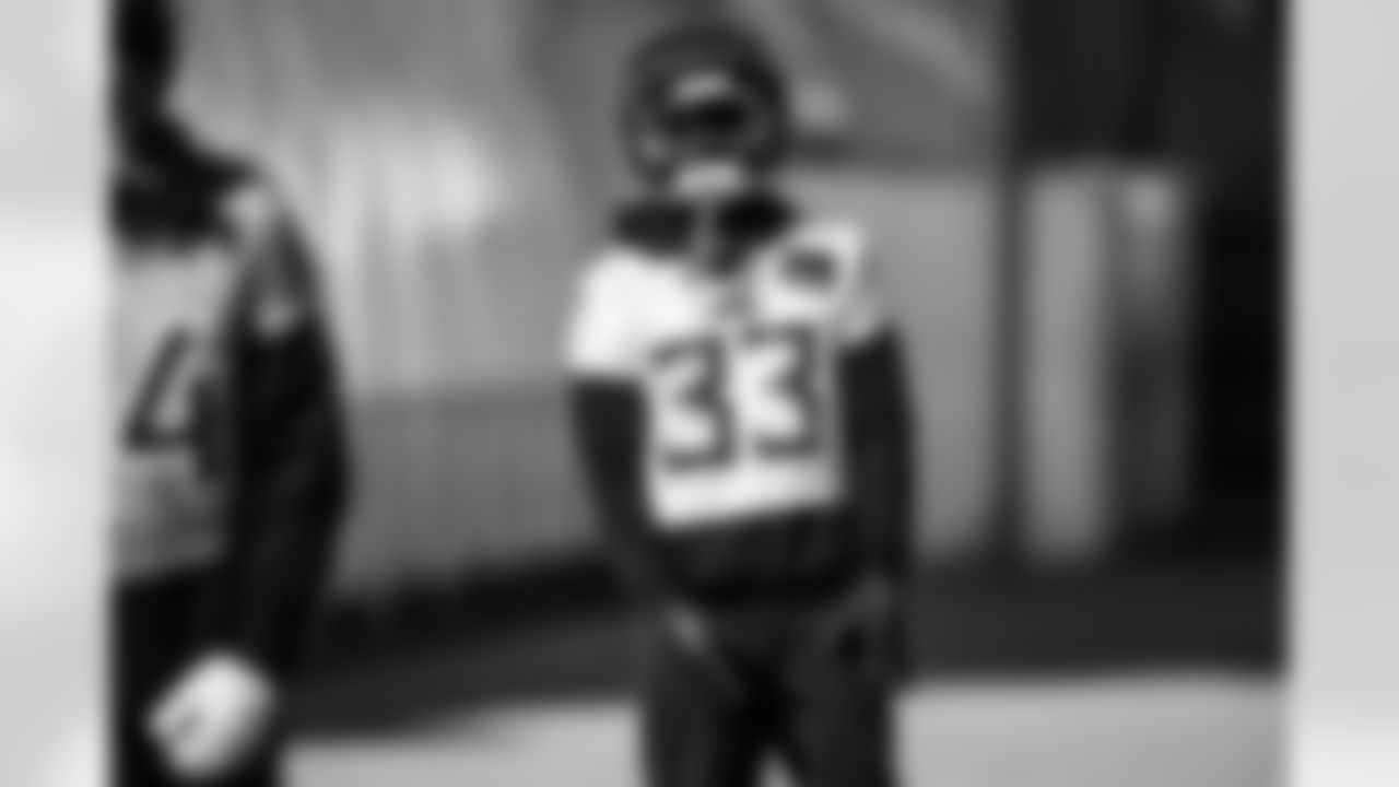 Linebacker Cedric Gray #33 of the Tennessee Titans during practice at the Ascension Saint Thomas Sports Park on November 28, 2025 in Nashville, TN. Photo By Beau Brune/Tennessee Titans