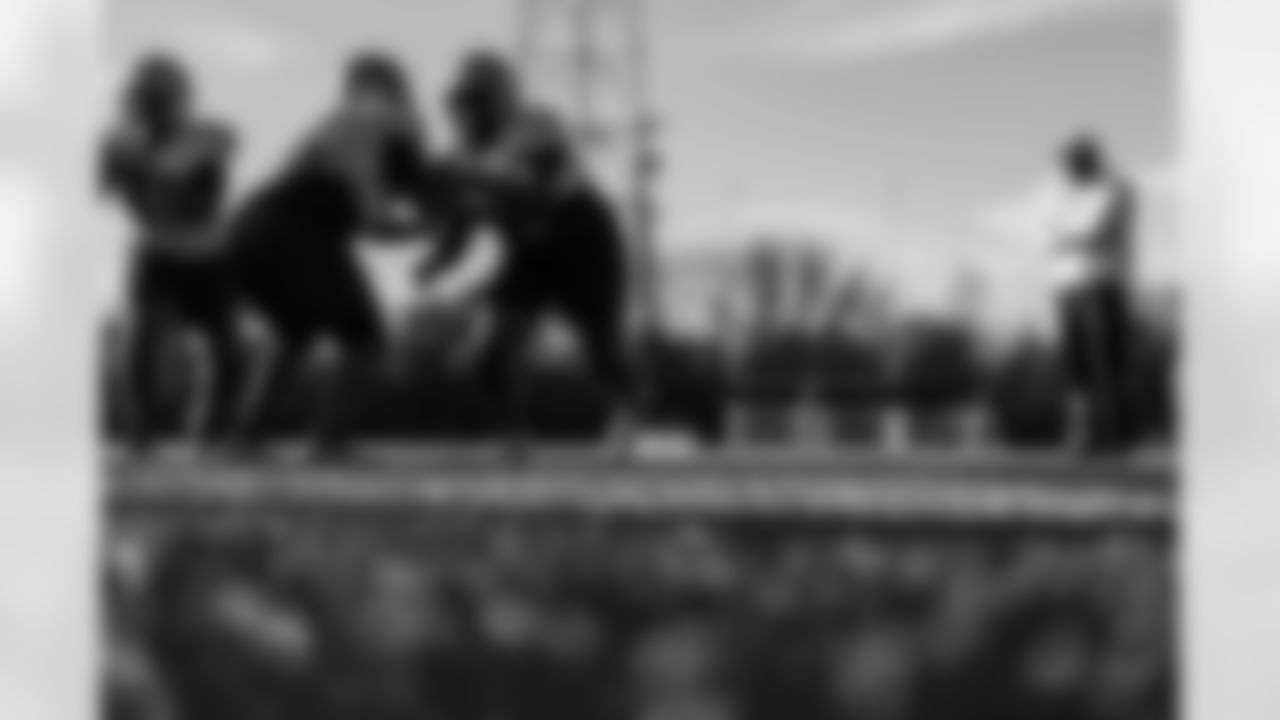 Defensive tackle Jeffery Simmons #98 of the Tennessee Titans attends a high school football practice at Maplewood HS after donating football equipment for the team on November 04, 2025 in Nashville, TN. Photo By Jessie Rogers/Tennessee Titans