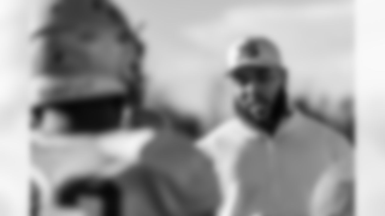 Defensive tackle Jeffery Simmons #98 of the Tennessee Titans attends a high school football practice at Maplewood HS after donating football equipment for the team on November 04, 2025 in Nashville, TN. Photo By Jessie Rogers/Tennessee Titans