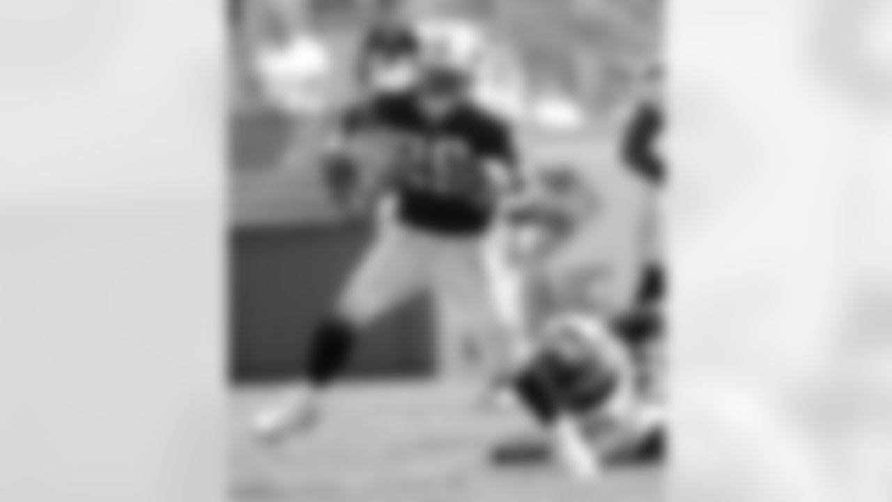 Tennessee Titans running back Chris Brown, left, runs for fourth-quarter yardage as Jacksonville Jaguars defender Marcus Stroud, right, cannot make the tackle during a National Football League game, Sunday, Sept. 9, 2007, in Jacksonville, Fla.  Tennessee won, 13-10.(AP Photo/Phil Coale)