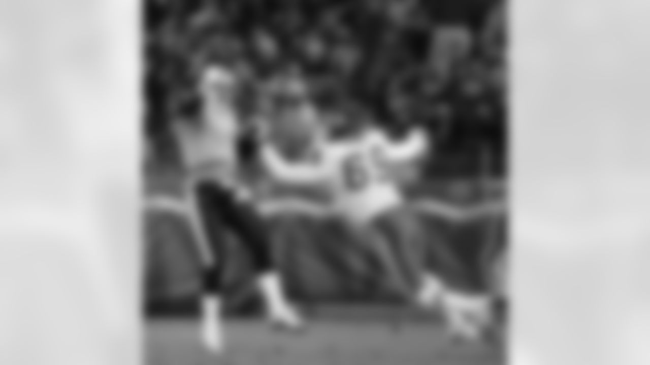 Tennessee Titans quarterback Billy Volek (7) gets a pass away as he is pressured by Kansas City Chiefs defensive end Jared Allen (69) in the first quarter on Monday, Dec. 13, 2004 in Nashville, Tenn. (AP Photo/Mark Humphrey)