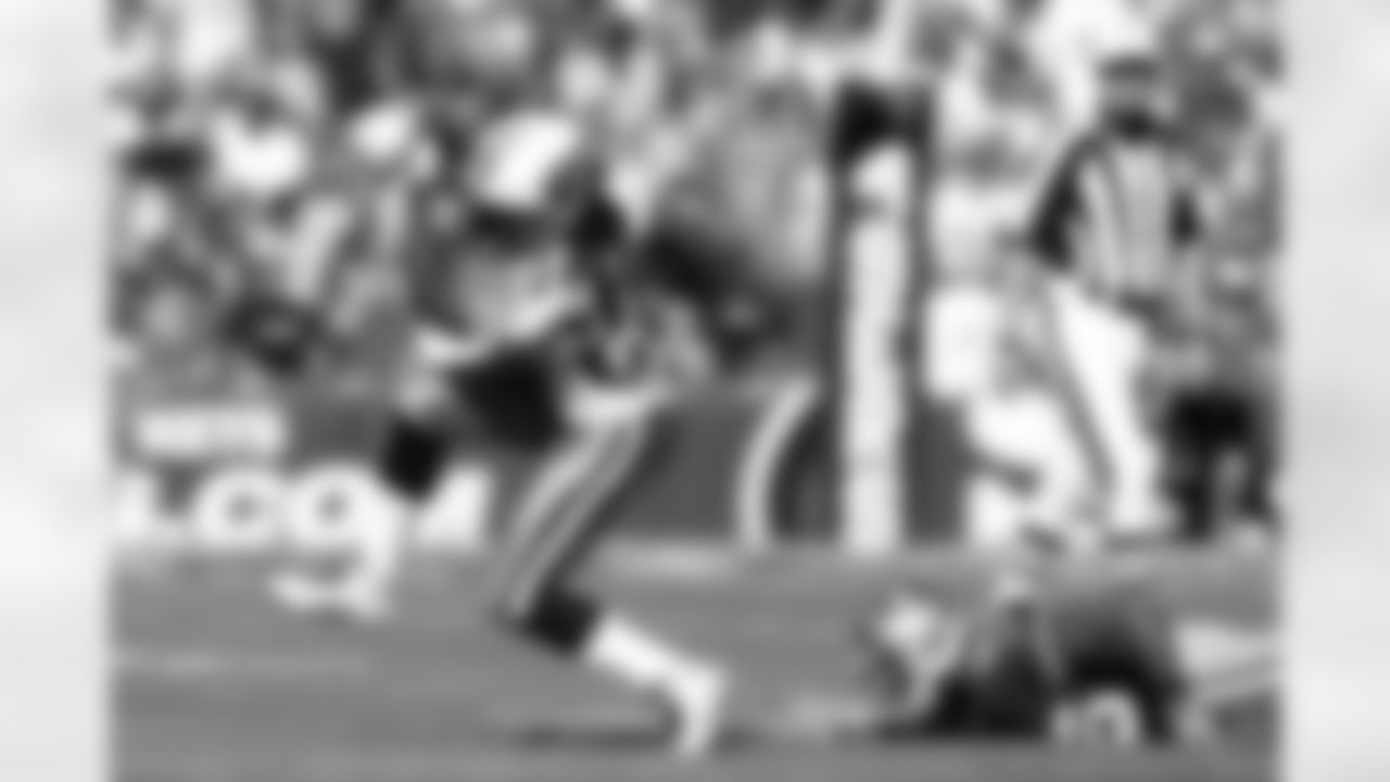 Tennessee Titans' Chris Johnson (28) evades San Francisco 49ers' Tarell Brown (25) in the first half of their NFL football game in San Francisco, Calif., Sunday, Nov. 8, 2009. (AP Photo/Marcio Sanchez)