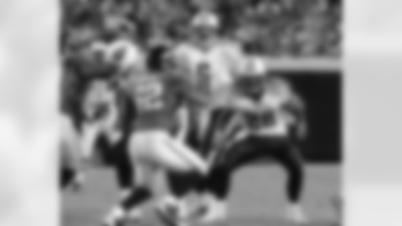 Quarterback Kerry Collins (5) of the Tennessee Titans sets to pass against the Jacksonville Jaguars October 18, 2010 at EverBank Field in Jacksonville, Florida.  (AP Photo / Al Messerschmidt)