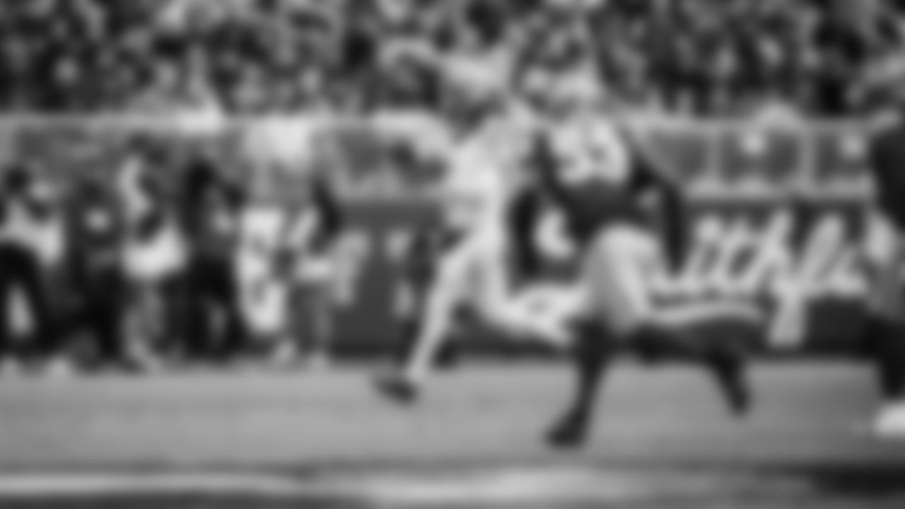 The Tennessee Titans and the San Francisco 49ers compete at Levi's Stadium on December 14, 2025 in San Francisco, CA. Photo By Jessie Rogers/Tennessee Titans