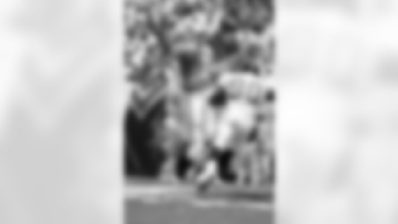 Houston Oilers quarterback Chris Chandler (12) gets set to throw a pass during an NFL game against the Jacksonville Jaguars Sept. 3, 1995,  in Jacksonville, Fla. (Al Messerschmidt via AP)