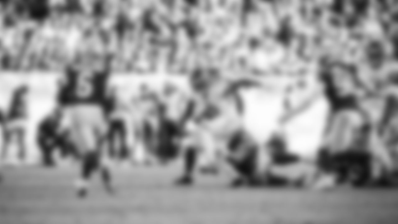 The Tennessee Titans and the San Francisco 49ers compete at Levi's Stadium on December 14, 2025 in San Francisco, CA. Photo By Jessie Rogers/Tennessee Titans