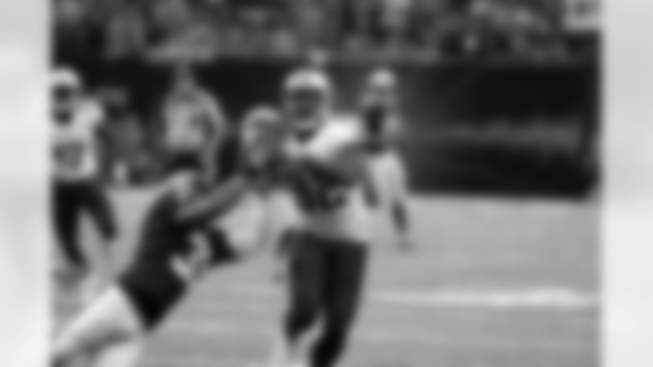 Tennessee Titans tight end Delanie Walker (82) pulls the ball out of the hands of New Orleans Saints free safety Jairus Byrd (31) on a touchdown reception in the first half of an NFL football game in New Orleans, Sunday, Nov. 8, 2015. (AP Photo/Jonathan Bachman)