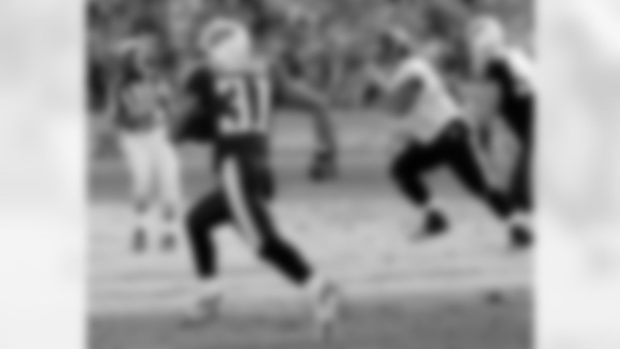 Tennessee Titans cornerback Cortland Finnegan (31) runs for a 92-yard touchdown after recovering a fumble by the Jacksonville Jaguars in the third quarter of an NFL football game in Nashville, Tenn., Sunday, Dec. 17, 2006. (AP Photo/John Russell)