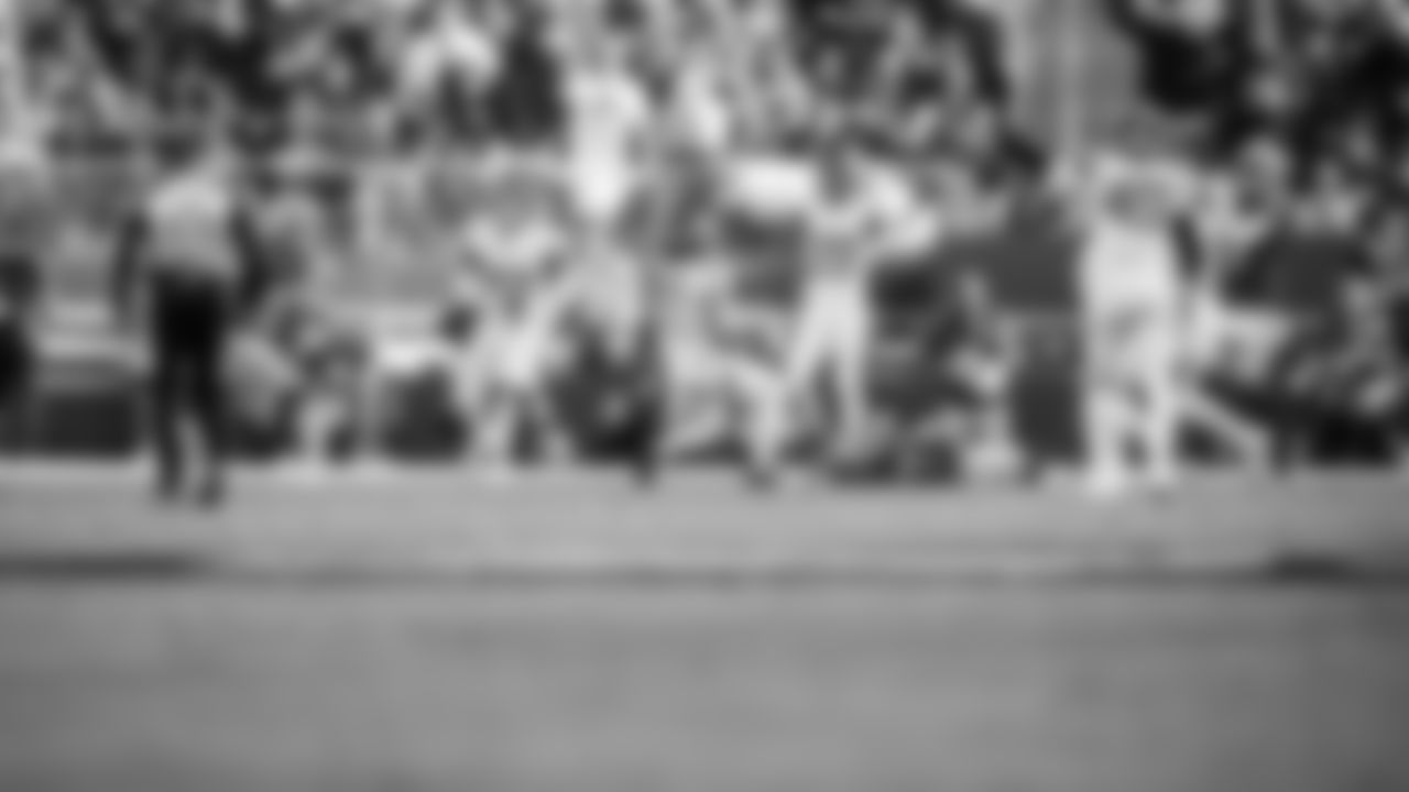 The Tennessee Titans and the San Francisco 49ers compete at Levi's Stadium on December 14, 2025 in San Francisco, CA. Photo By Jessie Rogers/Tennessee Titans