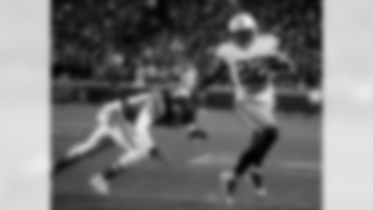 Tennessee Titans running back Derrick Henry (22) runs past Kansas City Chiefs defensive back Ron Parker (38) for a 35-yard touchdown run, during the second half of an NFL wild-card playoff football game, in Kansas City, Mo., Saturday, Jan. 6, 2018. (AP Photo/Charlie Riedel)