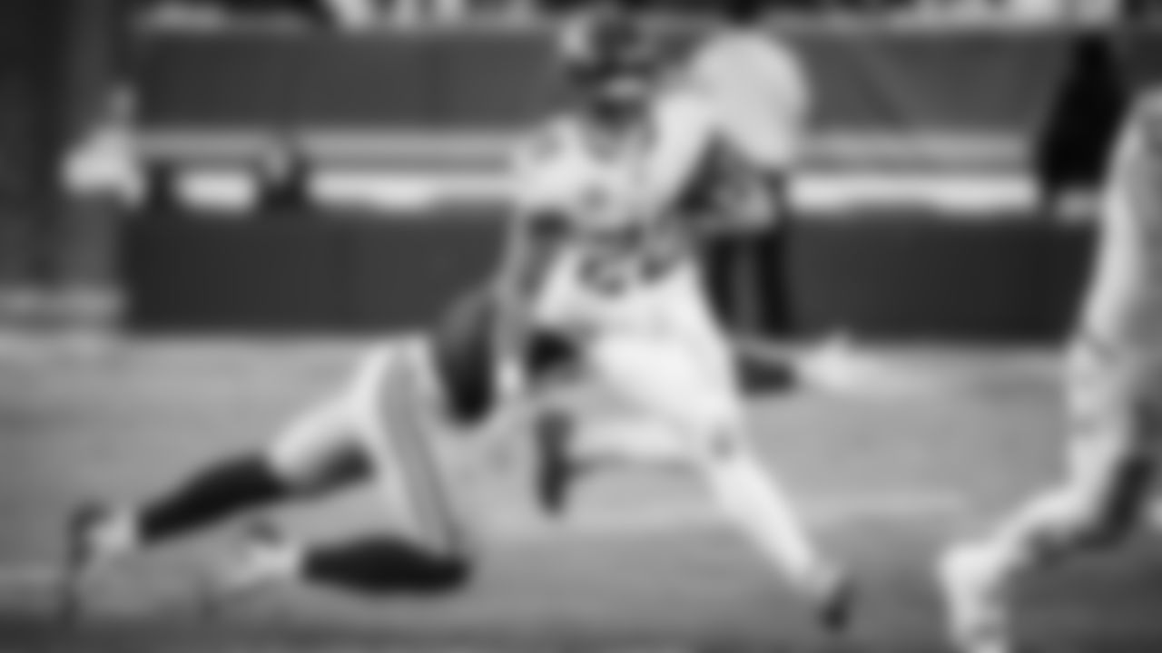 The Tennessee Titans and the San Francisco 49ers compete at Levi's Stadium on December 14, 2025 in San Francisco, CA. Photo By Donald Page/Tennessee Titans