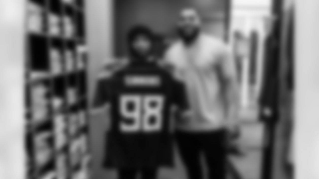 Jeffery Simmons purchases suits of members of Big Brothers Big Sisters  on December 16, 2025 at Men's Warehouse in Nashville, TN. Photo By Beau Brune/Tennessee Titans