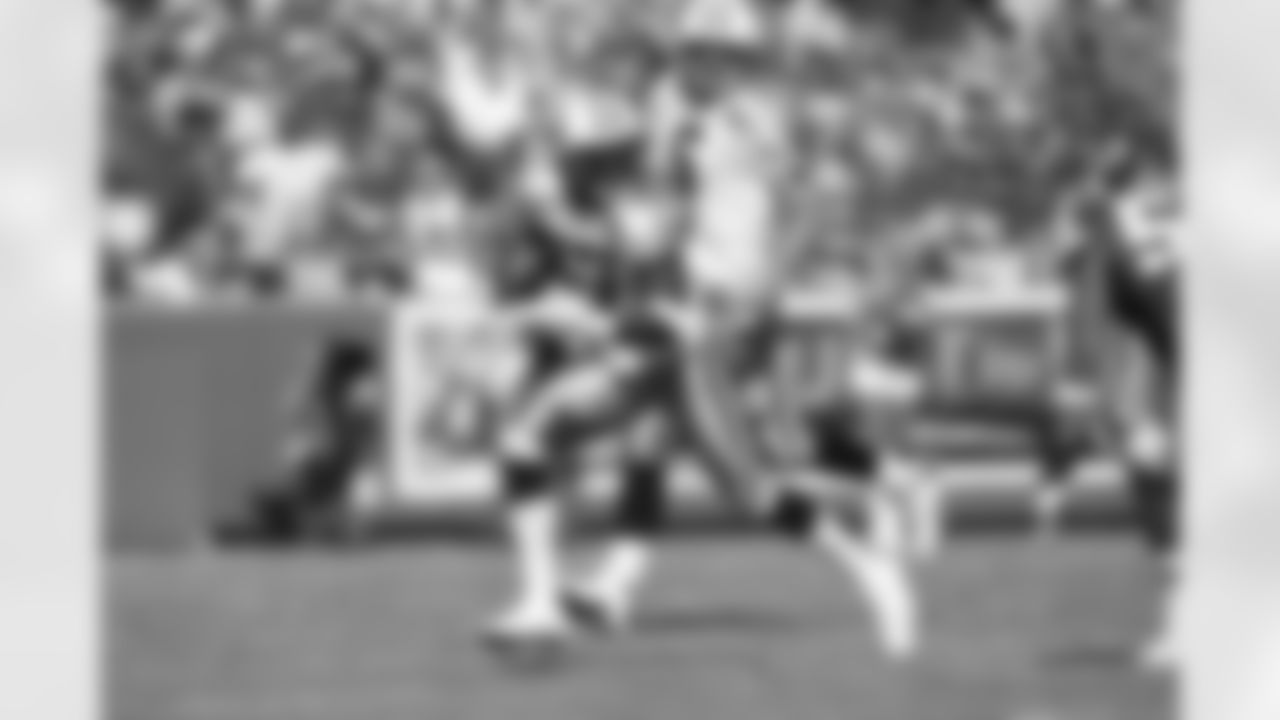 LaVelle Hawkins #87 of the Tennessee Titans runs with a reception against the Kansas City Chiefs at Arrowhead Stadium on October 19 in Kansas City, Missouri.  Tennessee defeated Kansas City 34-10.  (AP Photo/G. Newman Lowrance)