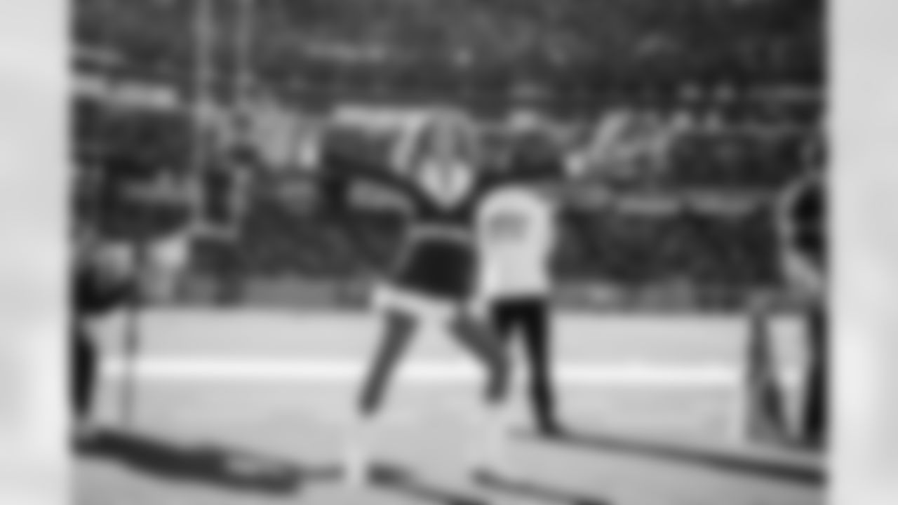 Tennessee Titans Cheerleaders during the game between the Tennessee Titans and the Kansas City Chiefs at Nissan Stadium on December 21, 2025 in Nashville, TN. Photo By Kaitlyn Hungerford/Tennessee Titans