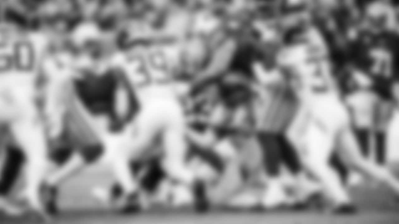 The Tennessee Titans and the San Francisco 49ers compete at Levi's Stadium on December 14, 2025 in San Francisco, CA. Photo By Jessie Rogers/Tennessee Titans