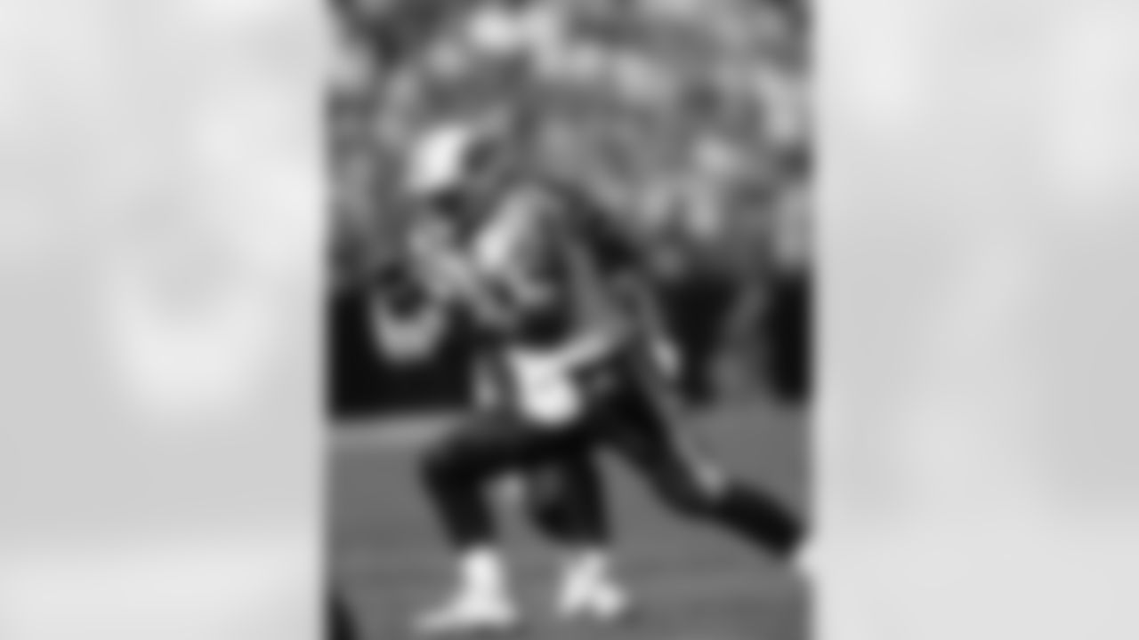 Tennessee Titans tight end Frank Wycheck (89) is seen in action during an NFL game against the San Francisco 49ers, Sunday, Oct. 3, 1999, in Santa Clara, Calif. (Greg Trott via AP)