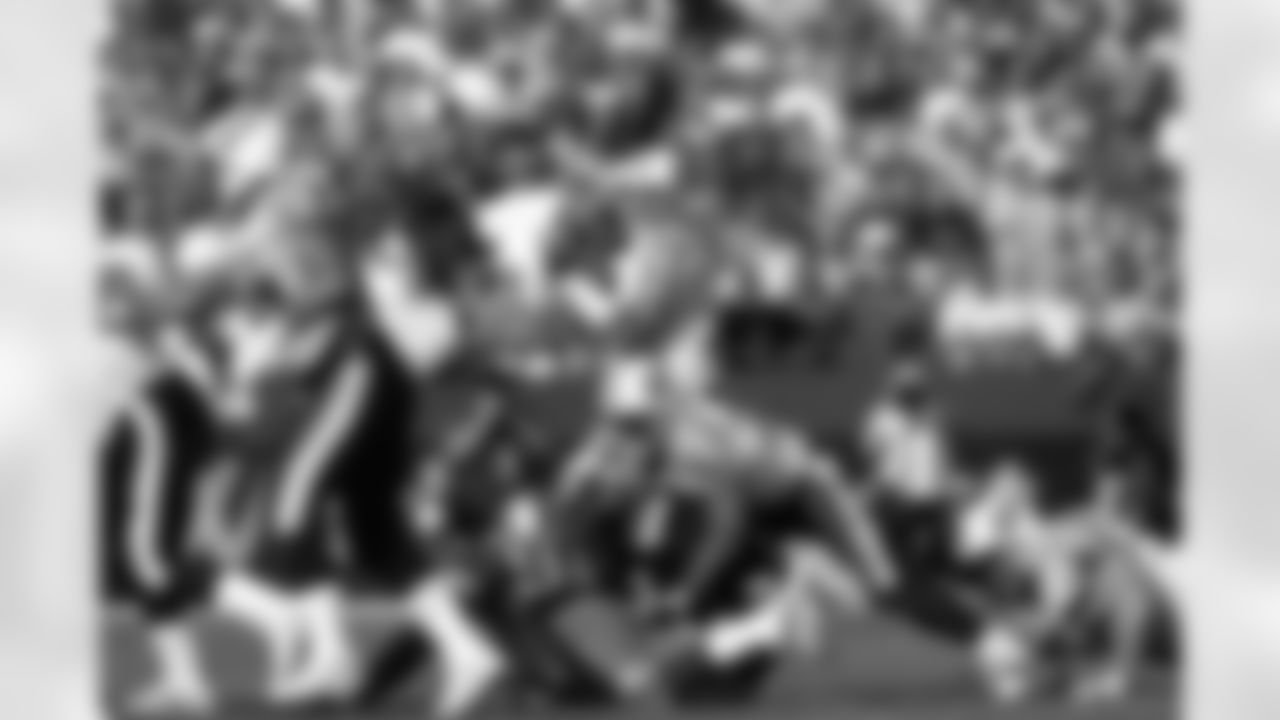 Tennessee Titans quarterback Neil O'Donnell (14) is seen in action during an NFL game against the San Francisco 49ers, Sunday, Oct. 3, 1999, in Santa Clara, Calif. (Greg Trott via AP)