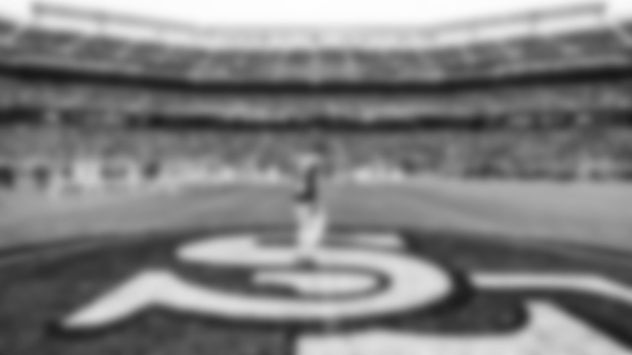 Defensive tackle Jeffery Simmons #98 of the Tennessee Titans before the game between the Tennessee Titans and the San Francisco 49ers at Levi's Stadium on December 14, 2025 in San Francisco, CA. Photo By Donald Page/Tennessee Titans