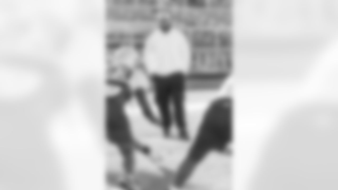 Defensive tackle Jeffery Simmons #98 of the Tennessee Titans attends a high school football practice at Maplewood HS after donating football equipment for the team on November 04, 2025 in Nashville, TN. Photo By Jessie Rogers/Tennessee Titans