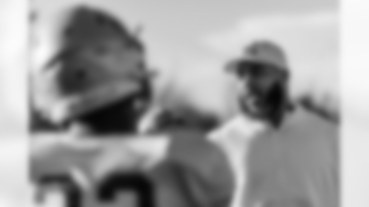 Defensive tackle Jeffery Simmons #98 of the Tennessee Titans attends a high school football practice at Maplewood HS after donating football equipment for the team on November 04, 2025 in Nashville, TN. Photo By Jessie Rogers/Tennessee Titans