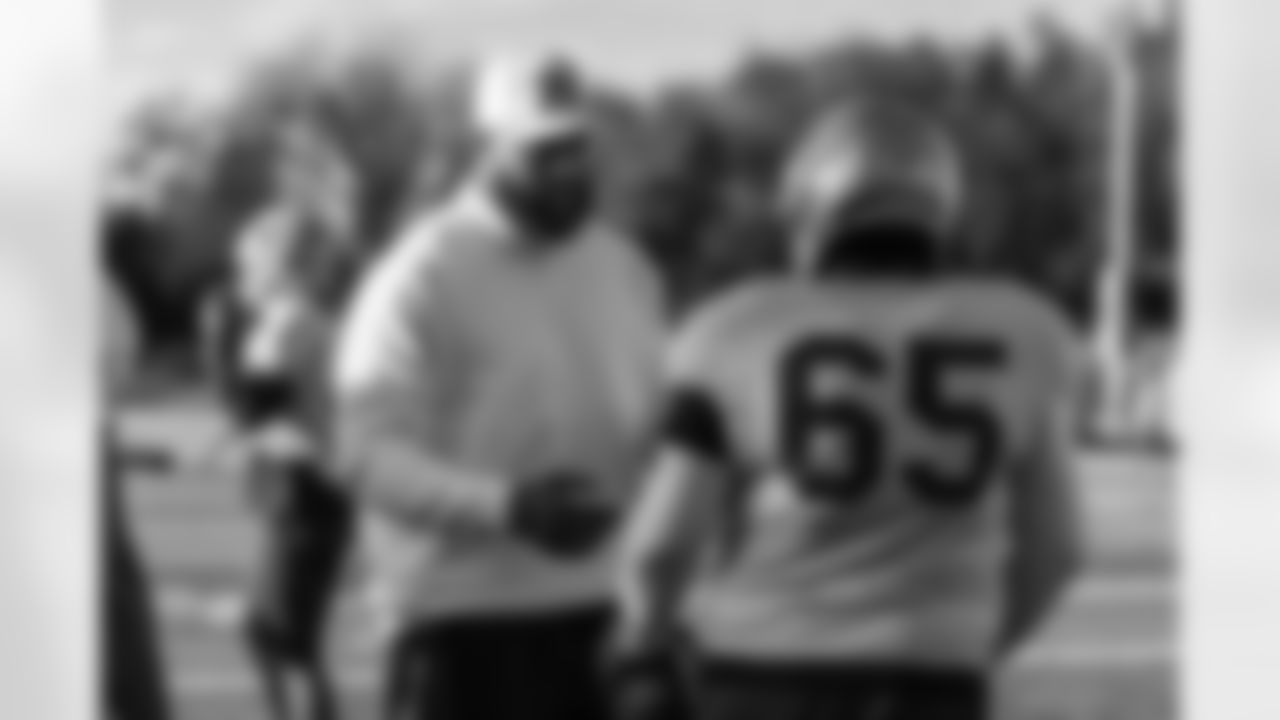 Defensive tackle Jeffery Simmons #98 of the Tennessee Titans attends a high school football practice at Maplewood HS after donating football equipment for the team on November 04, 2025 in Nashville, TN. Photo By Jessie Rogers/Tennessee Titans