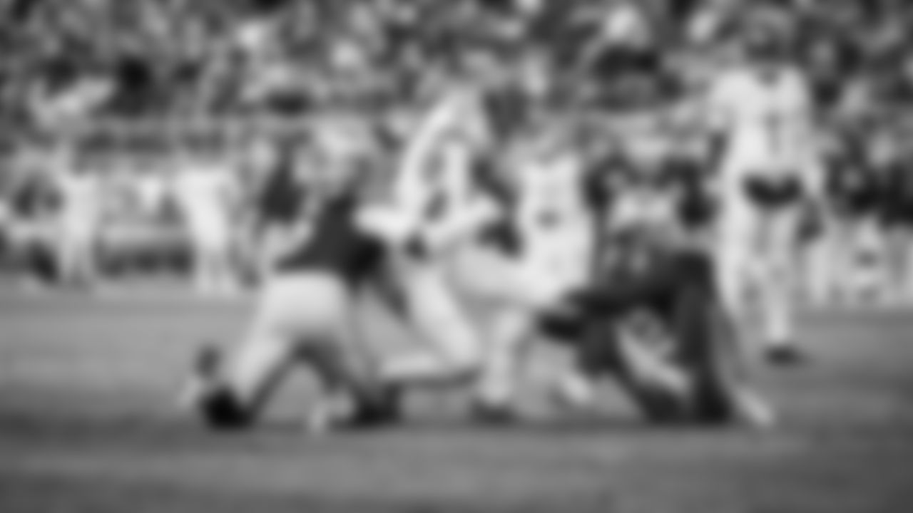 The Tennessee Titans and the San Francisco 49ers compete at Levi's Stadium on December 14, 2025 in San Francisco, CA. Photo By Jessie Rogers/Tennessee Titans