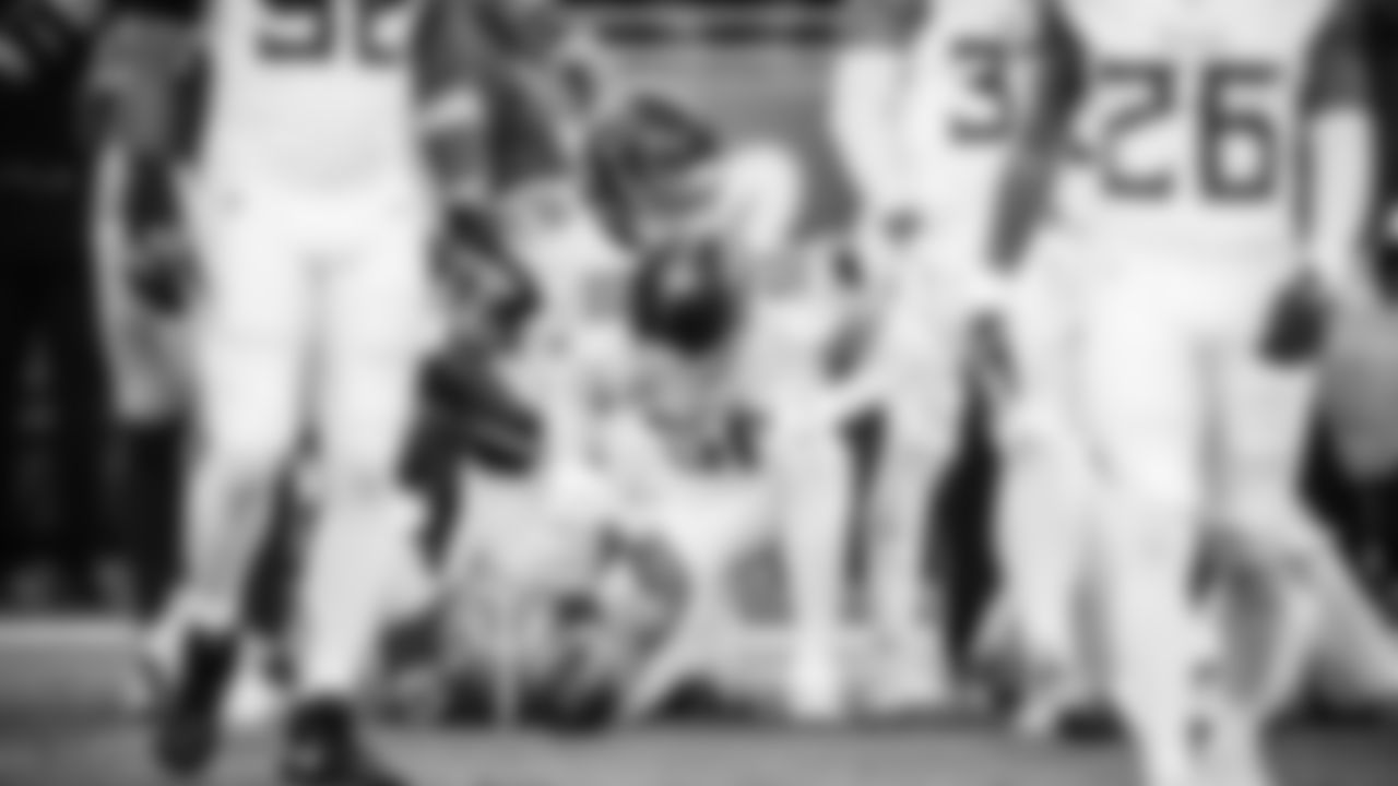 The Tennessee Titans and the San Francisco 49ers compete at Levi's Stadium on December 14, 2025 in San Francisco, CA. Photo By Donald Page/Tennessee Titans