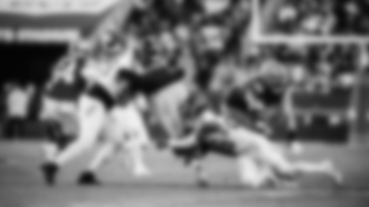 The Tennessee Titans and the San Francisco 49ers compete at Levi's Stadium on December 14, 2025 in San Francisco, CA. Photo By Jessie Rogers/Tennessee Titans