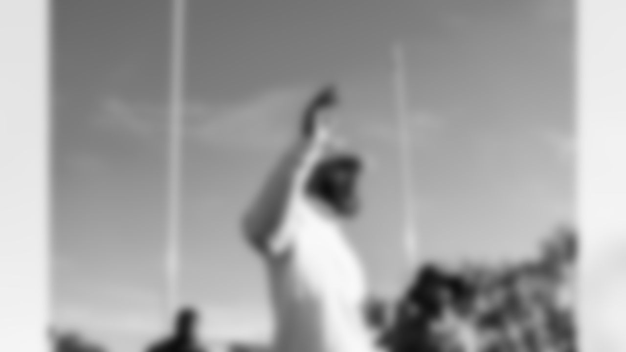 Defensive tackle Jeffery Simmons #98 of the Tennessee Titans attends a high school football practice at Maplewood HS after donating football equipment for the team on November 04, 2025 in Nashville, TN. Photo By Jessie Rogers/Tennessee Titans