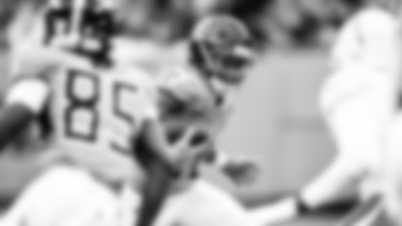 Running back Tony Pollard #20 of the Tennessee Titans during the game between the Tennessee Titans and the Los Angeles Chargers at Nissan Stadium on November 02, 2025 in Nashville, TN. Photo By Donald Page/Tennessee Titans