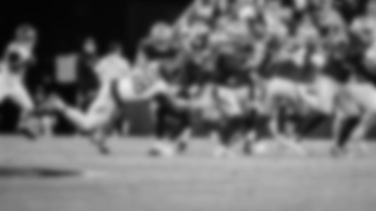 The Tennessee Titans and the San Francisco 49ers compete at Levi's Stadium on December 14, 2025 in San Francisco, CA. Photo By Jessie Rogers/Tennessee Titans