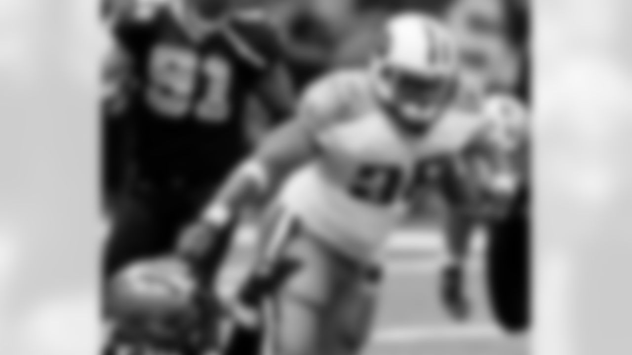 Tennessee Titans LenDale White (25) in action against the New Orleans Saints in the second half of their football game in New Orleans, Monday, Sept. 24, 2007.  (AP Photo/Ann Heisenfelt)