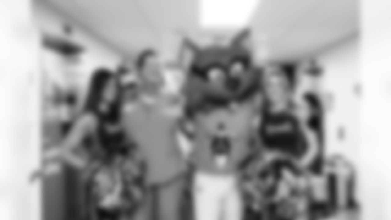 The Tennessee Titans visit nurses and medical staff at Ascension St Thomas Hospital to hand out 8th & Roast coffee and breakfast as a part of Crucial Catch on October 16, 2025 in Nashville, TN. Photo By Jessie Rogers/Tennessee Titans