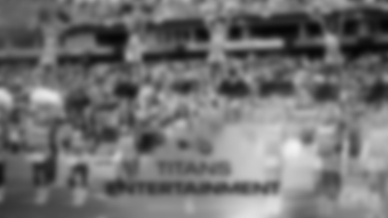 W7_NEvsTEN_CheerPhotos
