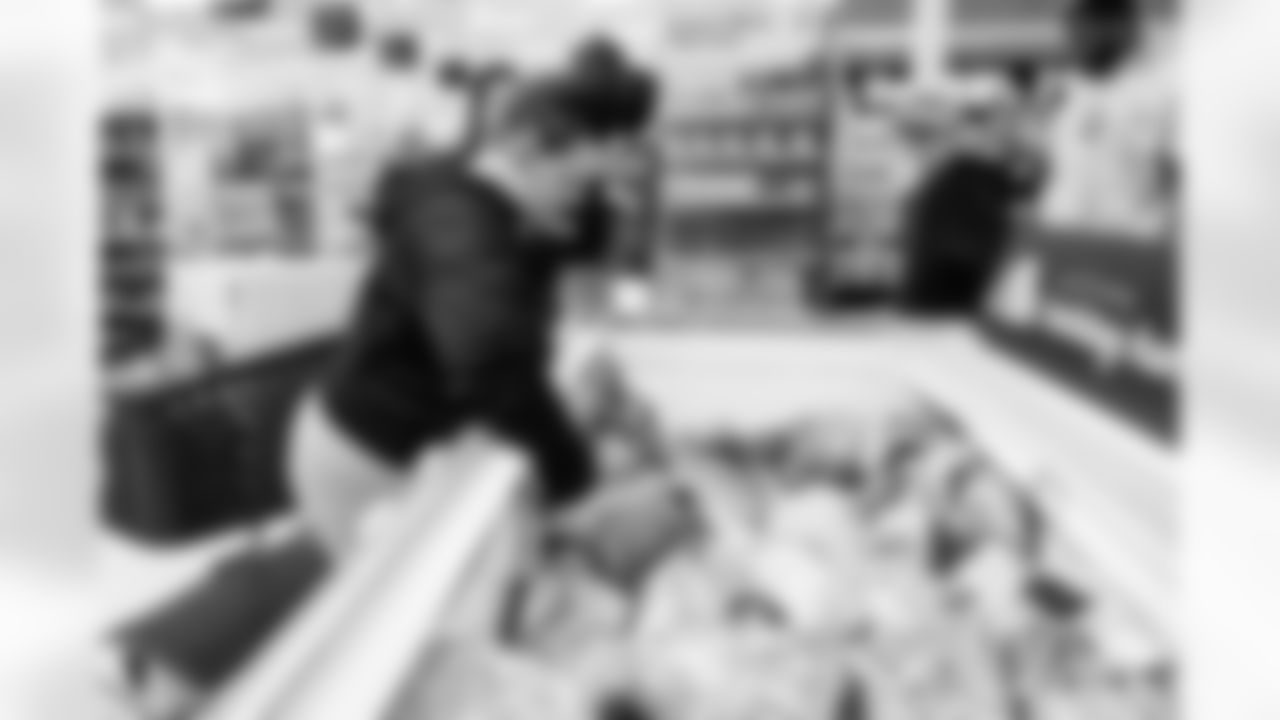 JC Latham Holiday Shopping Event on December 22, 2025 at Target in Nashville, TN. Photo By Beau Brune/Tennessee Titans