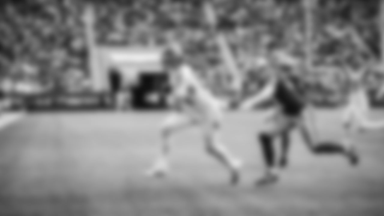 The Tennessee Titans and the San Francisco 49ers compete at Levi's Stadium on December 14, 2025 in San Francisco, CA. Photo By Donald Page/Tennessee Titans