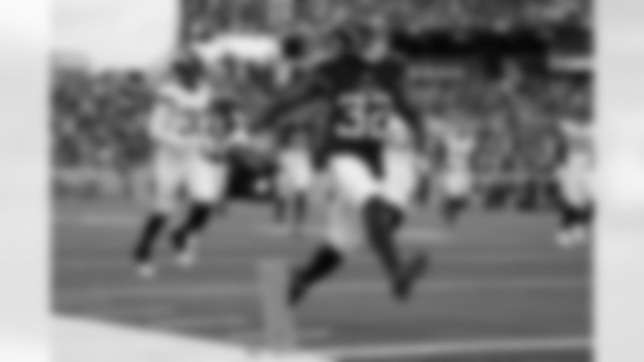 Tennessee Titans running back Tyjae Spears (32) runs into the end zone for a touchdown during the first half of an NFL football game against the Jacksonville Jaguars, Sunday, Jan. 7, 2024, in Nashville, Tenn. (AP Photo/George Walker IV)