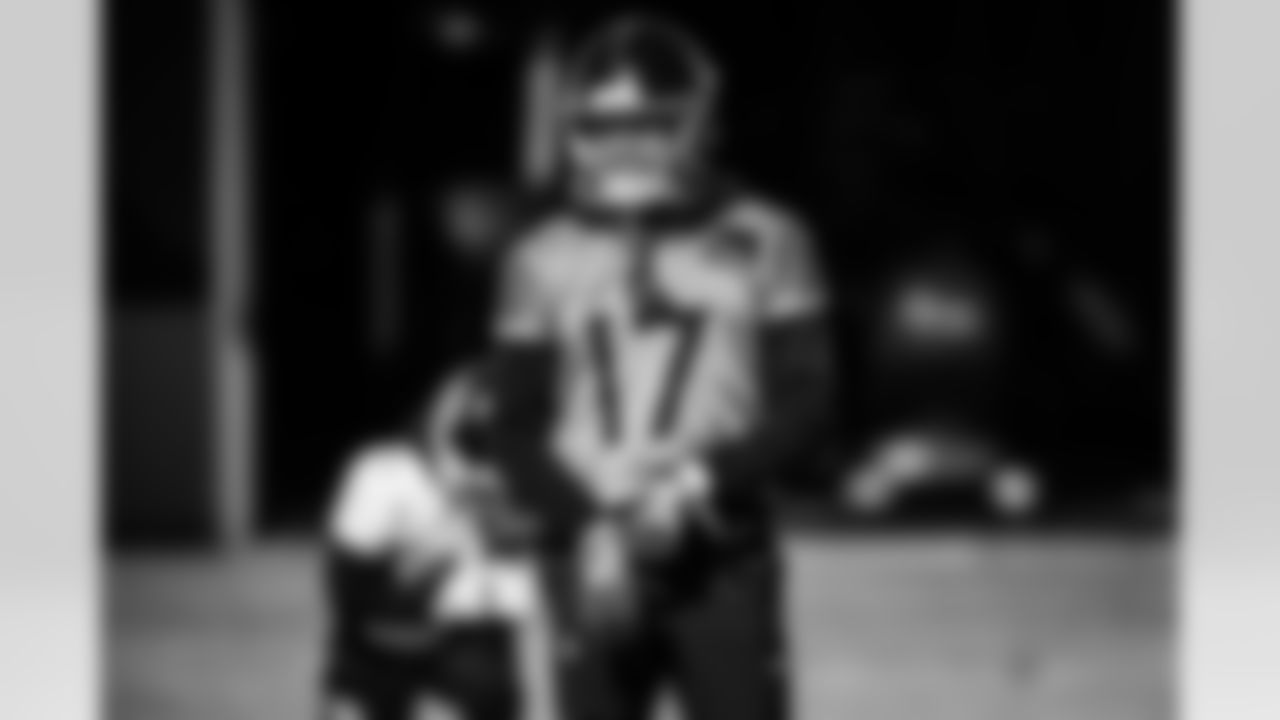 Wide receiver Chimere Dike #17 of the Tennessee Titans during practice at the Ascension Saint Thomas Sports Park on November 28, 2025 in Nashville, TN. Photo By Beau Brune/Tennessee Titans