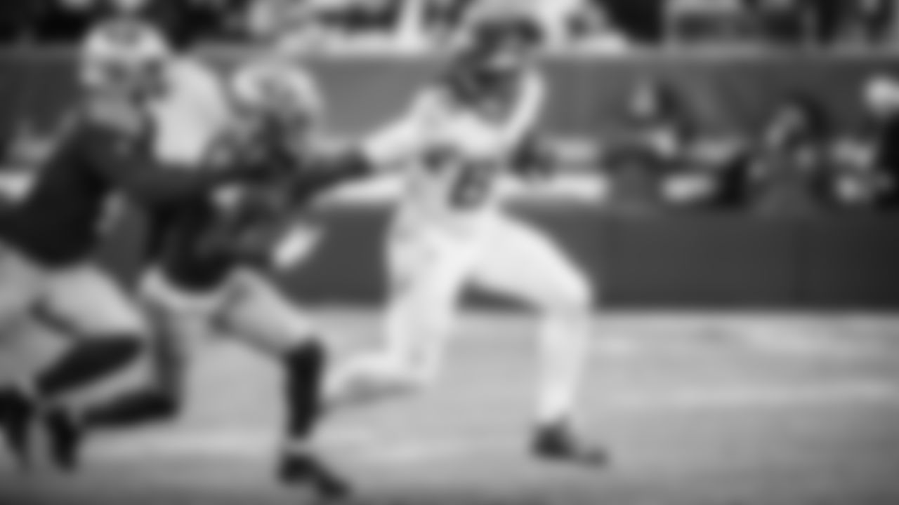 The Tennessee Titans and the San Francisco 49ers compete at Levi's Stadium on December 14, 2025 in San Francisco, CA. Photo By Donald Page/Tennessee Titans