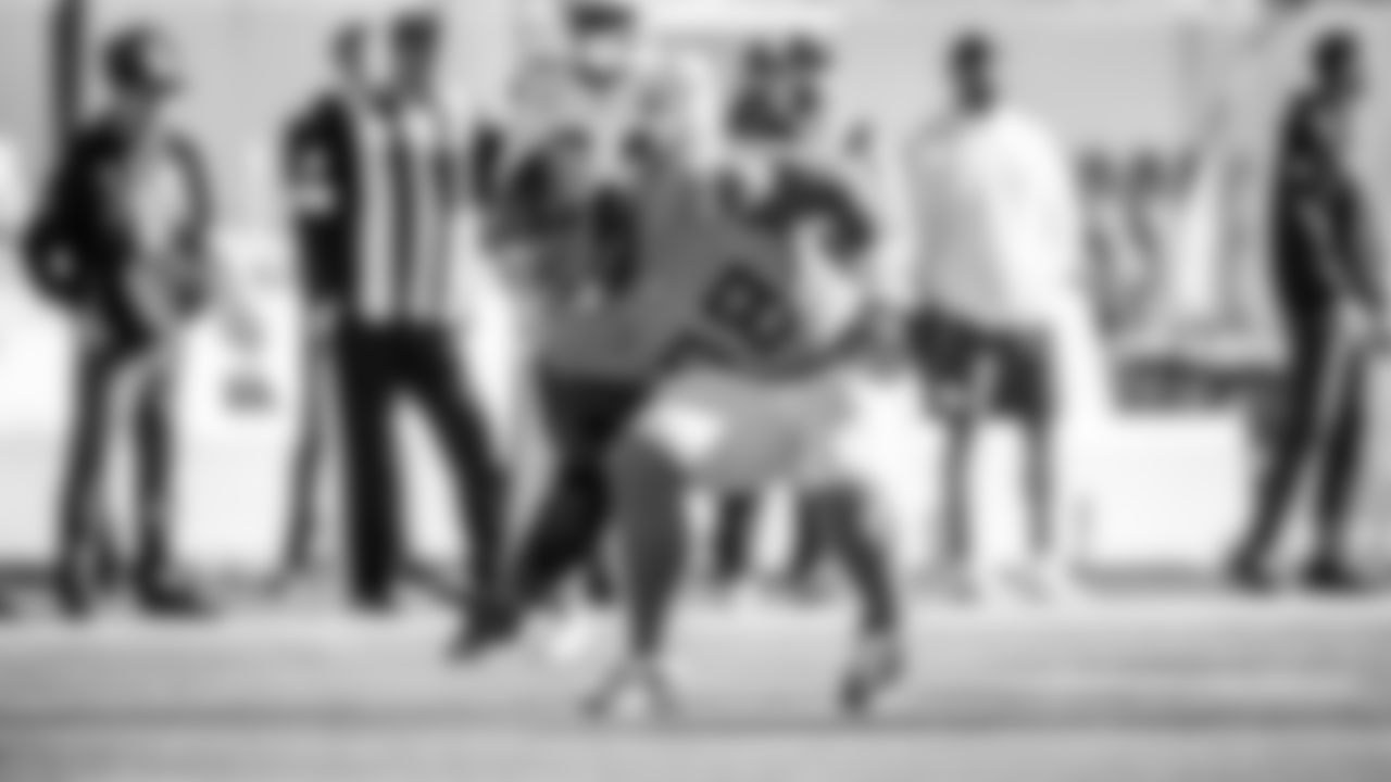 Defensive tackle Jeffery Simmons #98 of the Tennessee Titans during the game between the Tennessee Titans and the San Francisco 49ers at Levi's Stadium on December 21, 2025 in San Francisco, CA. Photo By Donald Page/Tennessee Titans