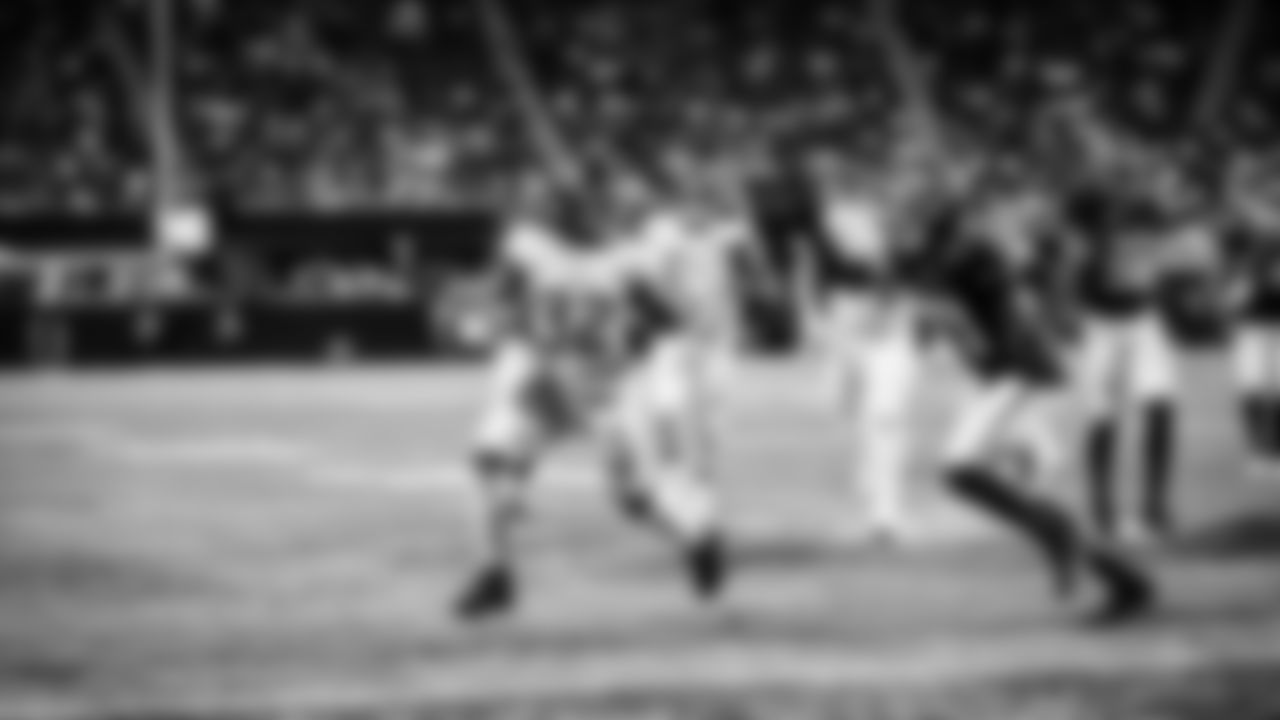 The Tennessee Titans and the Atlanta Falcons compete during the preseason game at Mercedes-Benz Stadium on August 15, 2025 in Atlanta, GA. Photo By Donald Page/Tennessee Titans