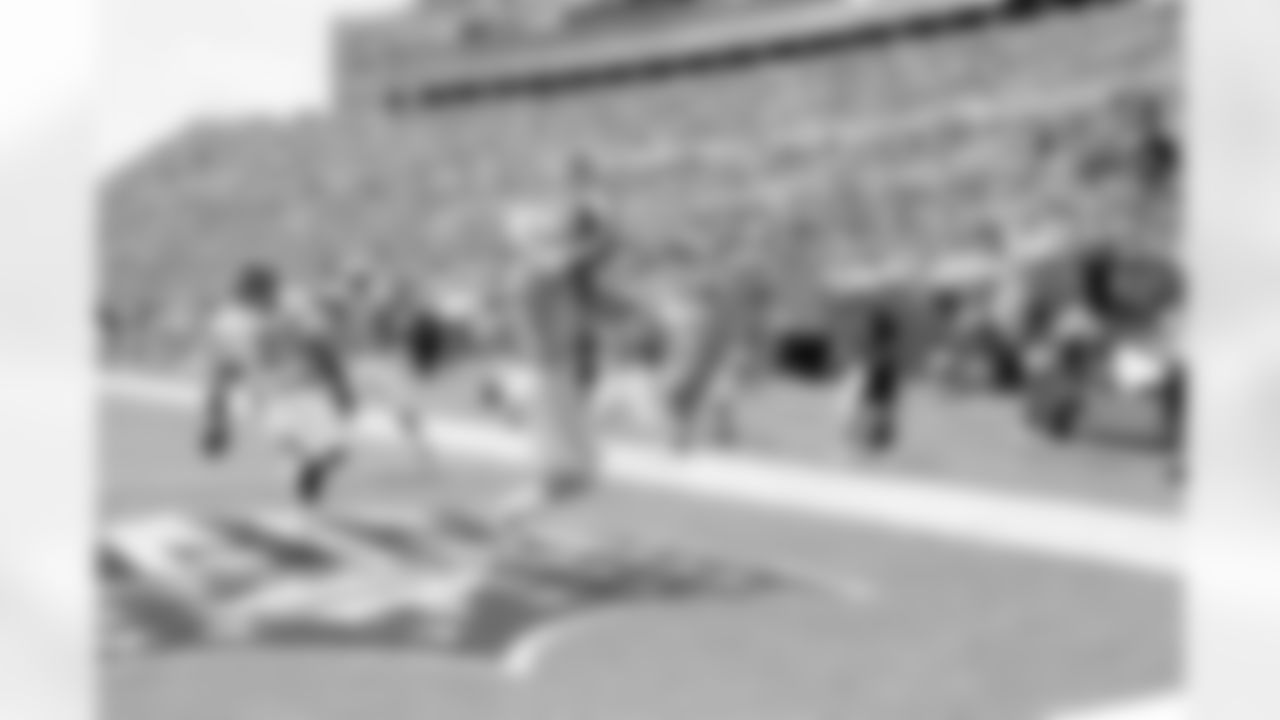 Wide Receiver Haywood Jeffries (84) of the Houston Oilers scores a touchdown during the Jacksonville Jaguars inaugural home opener against the Houston Oilers on Sept. 3, 1995 in Jacksonville, Fla.  (Chris Condon via AP)