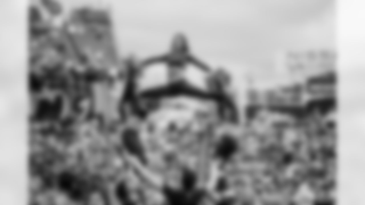 Tennessee Titans Cheerleaders performing during the game between the Tennessee Titans and the Los Angeles Chargers at Nissan Stadium on November 02, 2025 in Nashville, TN. Photo By Kaitlyn Hungerford/Tennessee Titans