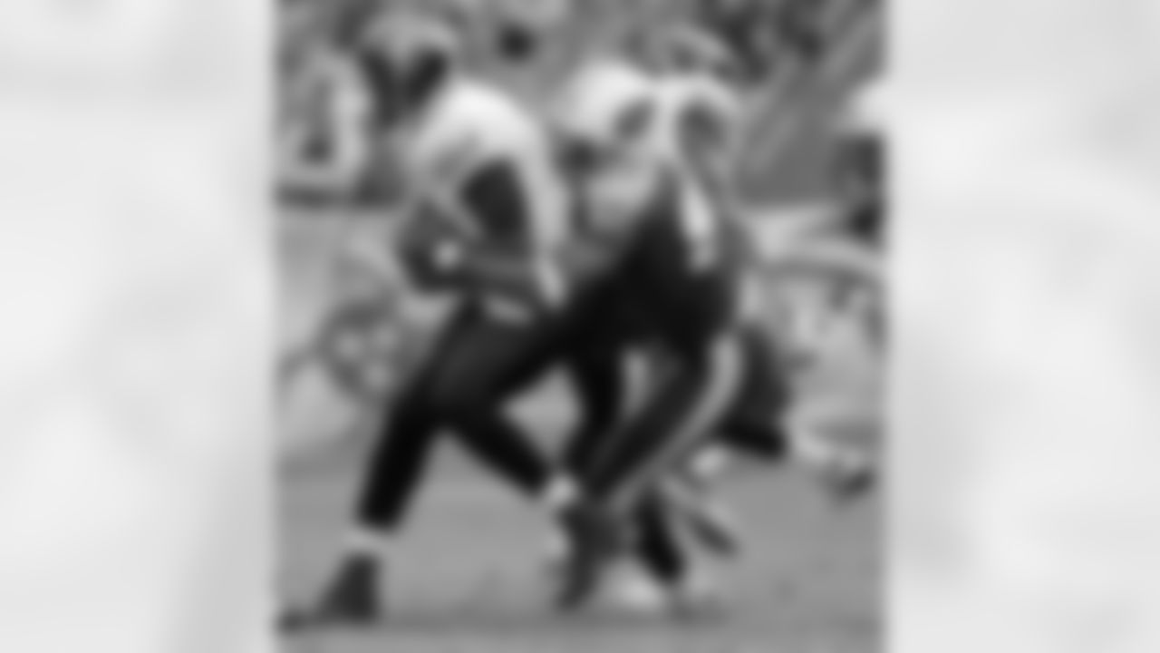 Tennessee Titans defensive end Antwan Odom (98) sacks Jacksonville Jaguars quarterback Quinn Gray (5) during the first quarter of an NFL football game in Nashville, Tenn., Sunday, Nov. 11, 2007. (AP Photo/Mark Humphrey)