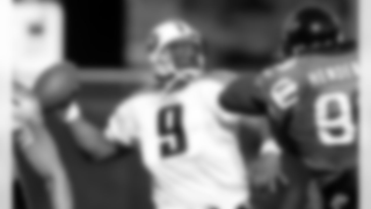 Tennessee Titans quarterback Steve McNair (9) drops back and throws a second quarter touchdown pass as Jacksonville Jaguars defender John Henderson rushes the play, Sunday, Nov. 21, 2004, in Jacksonville, Fla. (AP Photo/Phil Coale)