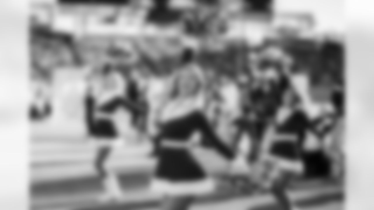 Tennessee Titans Cheerleaders during the game between the Tennessee Titans and the Kansas City Chiefs at Nissan Stadium on December 21, 2025 in Nashville, TN. Photo By Kaitlyn Hungerford/Tennessee Titans