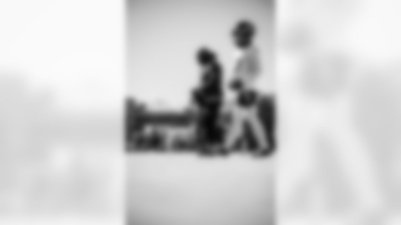 Defensive back Amani Hooker #37 of the Tennessee Titans and Secondary/Safeties Coach Steve Jackson of the Tennessee Titans during practice at the Ascension Saint Thomas Sports Park on December 19, 2025 in Nashville, TN. Photo By Jessie Rogers/Tennessee Titans