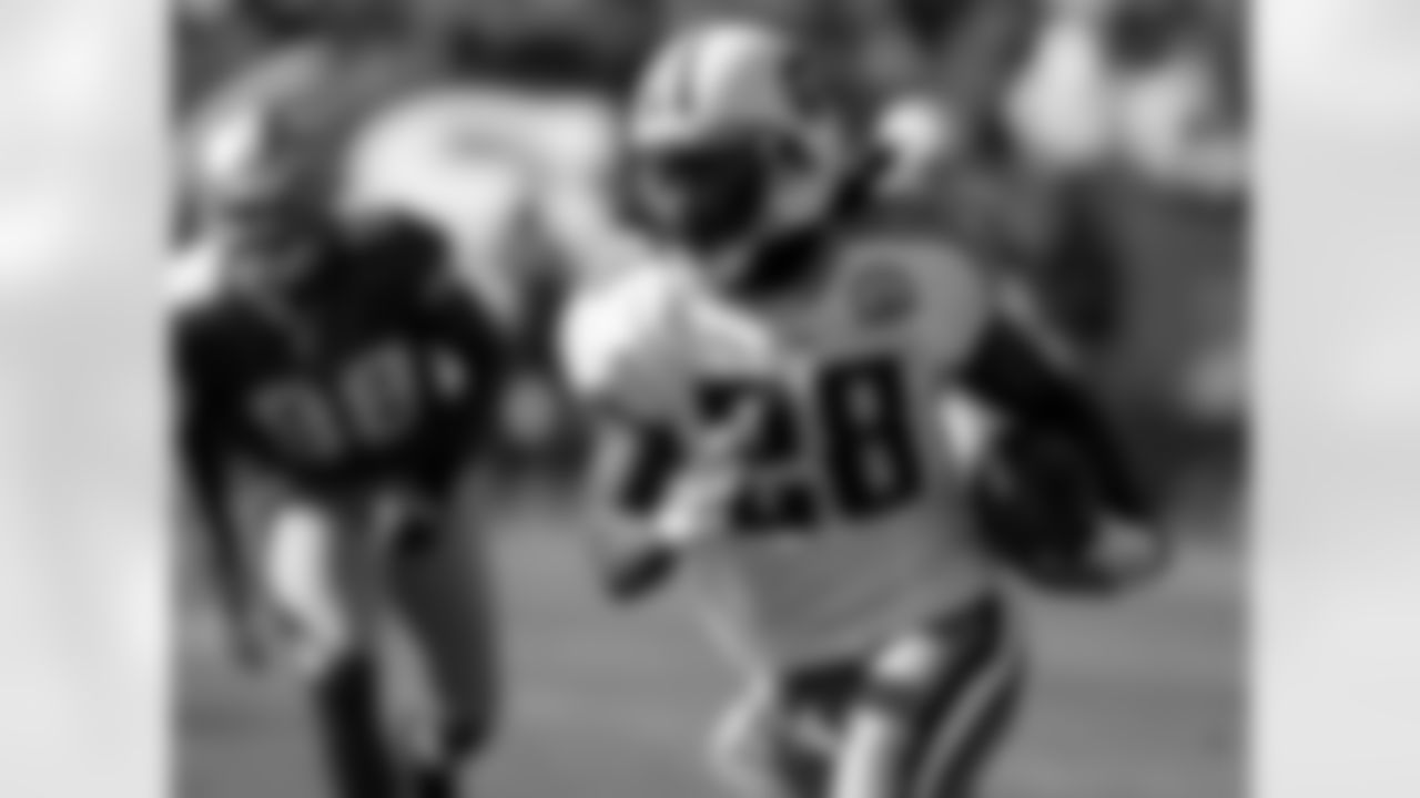 Tennessee Titans running back Chris Johnson, right, runs past San Francisco 49ers' Parys Haralson, left, during the second quarter of their NFL football game in San Francisco, Sunday, Nov. 8, 2009. (AP Photo/Ben Margot)