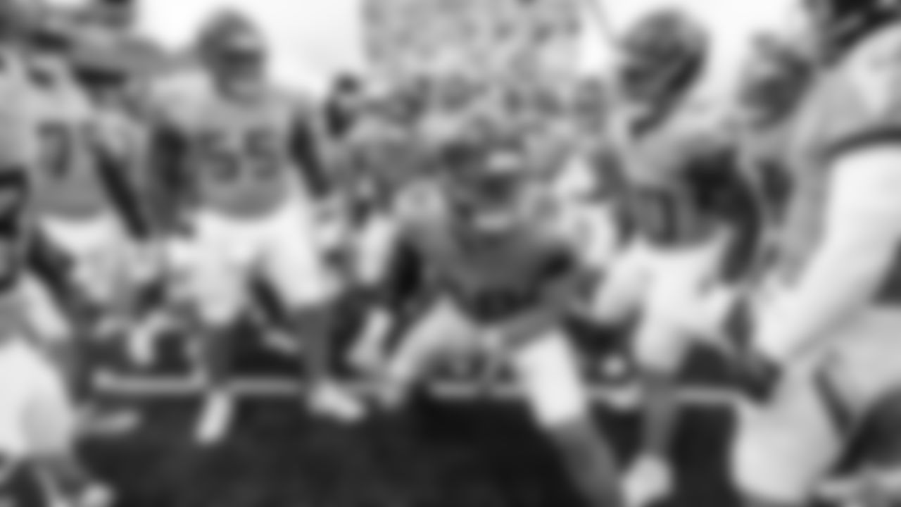 Defensive tackle Jeffery Simmons #98 of the Tennessee Titans in the pregame huddle during the game between the Tennessee Titans and the New England Patriots at Nissan Stadium on October 19, 2025 in Nashville, TN. Photo By Tennessee Titans