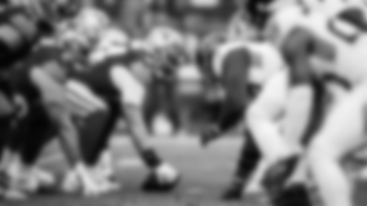 The Tennessee Titans and the San Francisco 49ers compete at Levi's Stadium on December 14, 2025 in San Francisco, CA. Photo By Jessie Rogers/Tennessee Titans